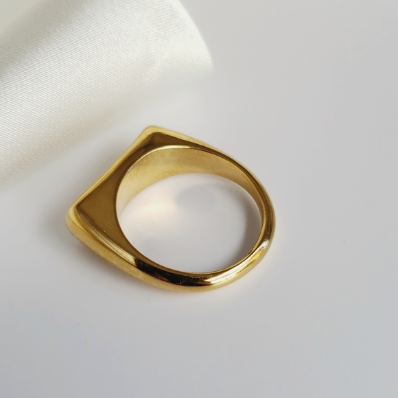 NEW Gold Curved Modern Signet Ring - Picture 7 of 10